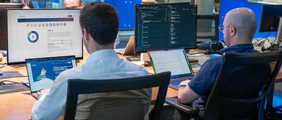 Team Tech di Euclidea al lavoro davanti a due monitor