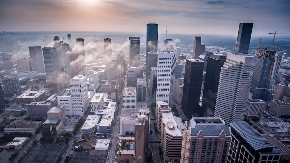 Vista aerea di una grande città con grattacieli